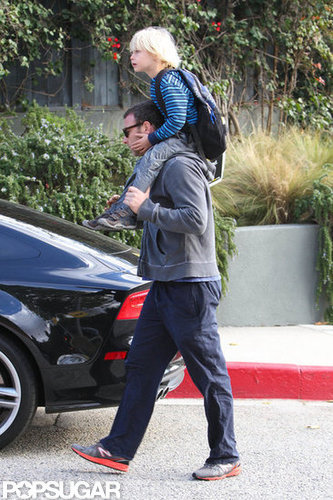 Liev Goes on Dad Duty While Naomi Prepares For the Red Carpet Liev Goes on Dad Duty While Naomi Prepares For the Red Carpet