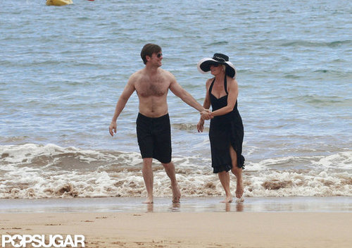 Parenthood's Peter Krause Goes Shirtless in a Beach Scene With Monica Potter Parenthood's Peter Krause Goes Shirtless in a Beach Scene With Monica Potter
