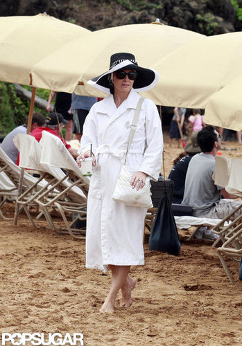 Parenthood's Peter Krause Goes Shirtless in a Beach Scene With Monica Potter Parenthood's Peter Krause Goes Shirtless in a Beach Scene With Monica Potter