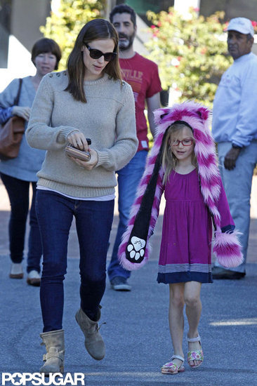 Jennifer Garner Takes a Crazy-Hat-Wearing Violet Out Shopping Jennifer Garner Takes a Crazy-Hat-Wearing Violet Out Shopping