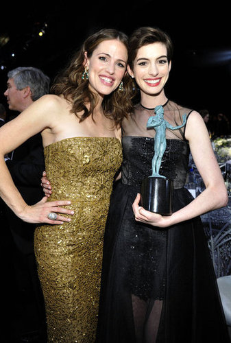 Jennifer Garner met up with winner Anne Hathaway at the SAG Awards.
Jennifer Garner met up with winner Anne Hathaway at the SAG Awards.