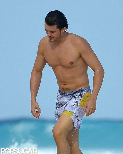 Shirtless Orlando Bloom Spends a Sweet Beach Day With Flynn Shirtless Orlando Bloom Spends a Sweet Beach Day With Flynn