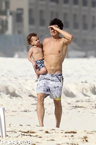 Shirtless Orlando Bloom carried Flynn in Cancun. Shirtless Orlando Bloom carried Flynn in Cancun.