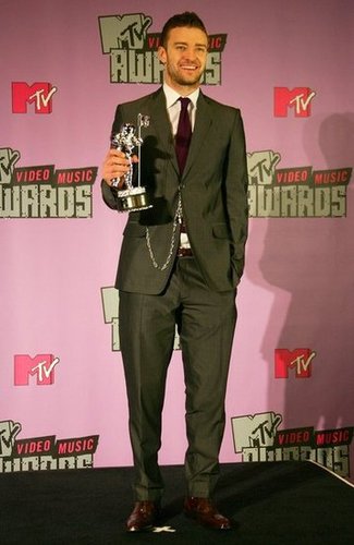 Justin sported a maroon tie and pocket watch at the MTV VMAs in 2007.
Justin sported a maroon tie and pocket watch at the MTV VMAs in 2007.