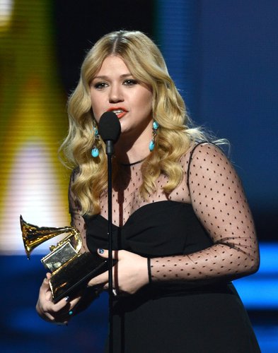 Kelly Clarkson accepted her award.
Kelly Clarkson accepted her award.