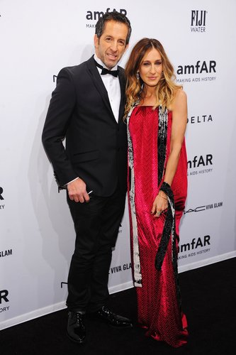 Sarah Jessica Parker Steps Out in Hot Pink to Honor a Friend For amfAR Sarah Jessica Parker Steps Out in Hot Pink to Honor a Friend For amfAR