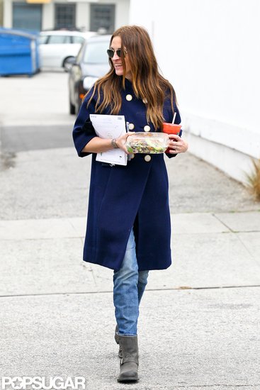 Julia Roberts carried a juice and a salad. Julia Roberts carried a juice and a salad.