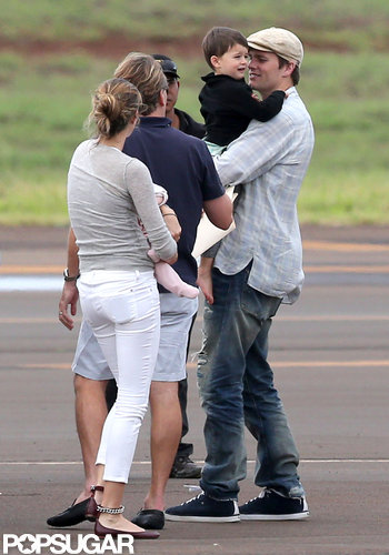 Gisele Bündchen and Tom Brady held onto their youngest children in Hawaii.
Gisele Bündchen and Tom Brady held onto their youngest children in Hawaii.