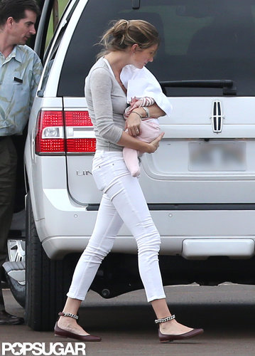 Baby Vivian made her first outing with mom Gisele Bündchen since her birth in December.
Baby Vivian made her first outing with mom Gisele Bündchen since her birth in December.