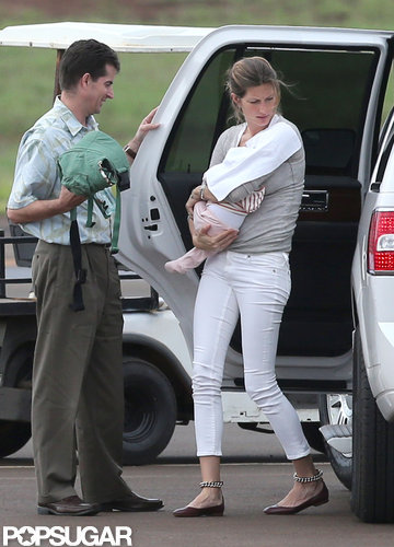 Gisele Bündchen carried baby Vivian at the airport in Hawaii.
Gisele Bündchen carried baby Vivian at the airport in Hawaii.