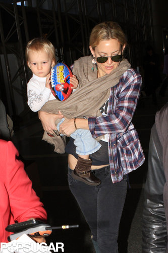Kate Hudson Flies the Smiley Skies With Ryder and Bingham Kate Hudson Flies the Smiley Skies With Ryder and Bingham
