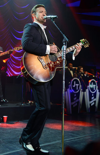Justin Timberlake played the guitar.
Justin Timberlake played the guitar.