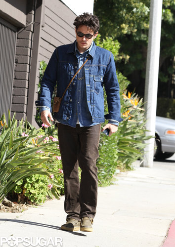 John Mayer carried his iPhone in Beverly Hills.
John Mayer carried his iPhone in Beverly Hills.