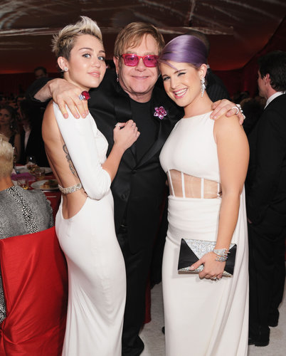Elton John was sandwiched between Miley Cyrus and Kelly Osbourne at his Oscar party in LA.
Elton John was sandwiched between Miley Cyrus and Kelly Osbourne at his Oscar party in LA.