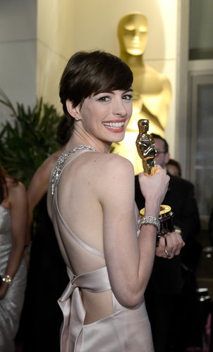 Anne Hathaway held up her award at the Governors Ball.
Anne Hathaway held up her award at the Governors Ball.