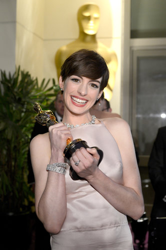 Oscar in hand, Anne Hathaway was all smiles at the Governors Ball.
Oscar in hand, Anne Hathaway was all smiles at the Governors Ball.