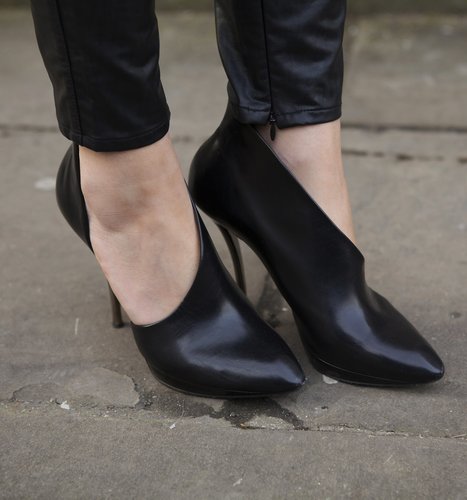 Pumps or boots? Either way, these shoes were a fantastic way to add a modern touch to a look.
Pumps or boots? Either way, these shoes were a fantastic way to add a modern touch to a look.