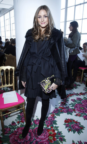 Olivia paired her navy-and-black layered look with a neon Fendi clutch at Delpozo at NYFW.
Olivia paired her navy-and-black layered look with a neon Fendi clutch at Delpozo at NYFW.