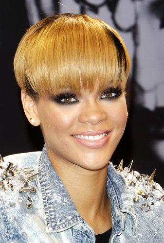 By 2010, Rihanna updated her look with a layer of golden blond highlights spattered about this much-talked-about bowl cut.
By 2010, Rihanna updated her look with a layer of golden blond highlights spattered about this much-talked-about bowl cut.