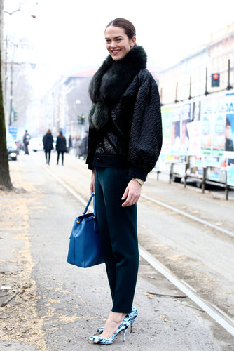 A furry collar and abstract pumps gave these trousers an attention-getting effect.
A furry collar and abstract pumps gave these trousers an attention-getting effect.