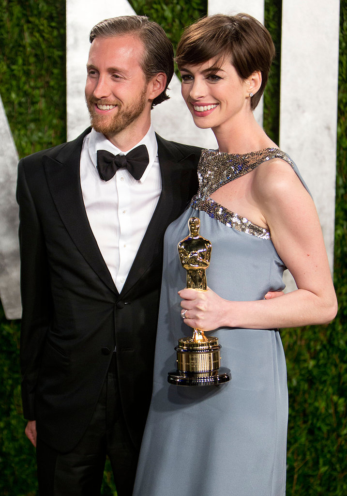 Anne Hathaway took photos with her husband at the Vanity Fair Oscar party.
Anne Hathaway took photos with her husband at the Vanity Fair Oscar party.