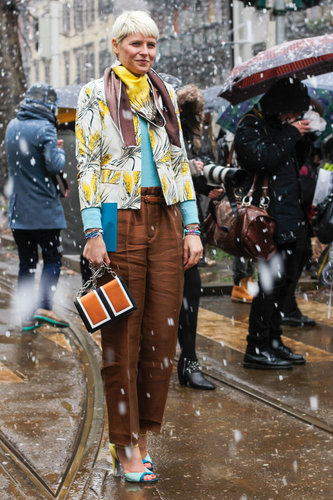 Elisa Nalin gave brown trousers the most lively of complements.
Elisa Nalin gave brown trousers the most lively of complements.