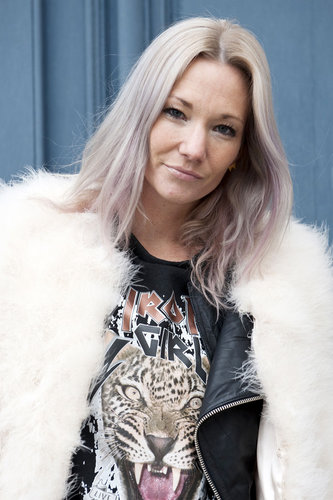 This woman's blond hair color had a chic gray undertone.
This woman's blond hair color had a chic gray undertone.