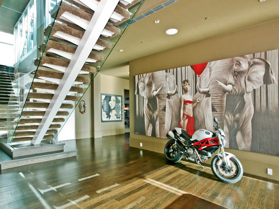 A floating staircase leads to the next level.
Source: Sotheby's
A floating staircase leads to the next level.
Source: Sotheby's
