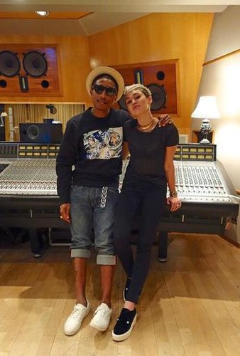 Miley Cyrus shared a photo of herself in the recording studio with Pharrell Williams.
Source: Twitter user MileyCyrus
Miley Cyrus shared a photo of herself in the recording studio with Pharrell Williams.
Source: Twitter user MileyCyrus