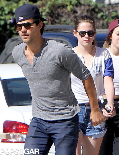 Kristen Stewart Goes Up to Bat With Taylor Lautner Kristen Stewart Goes Up to Bat With Taylor Lautner