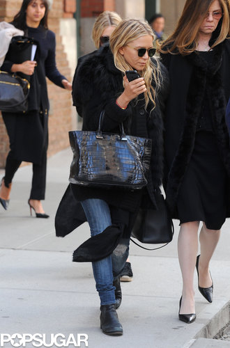 Ashley Olsen carried a black purse.
Ashley Olsen carried a black purse.