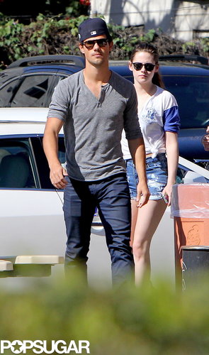 Kristen Stewart Goes Up to Bat With Taylor Lautner Kristen Stewart Goes Up to Bat With Taylor Lautner
