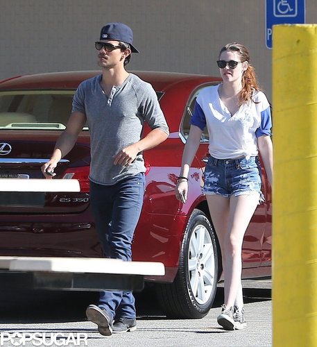 Kristen Stewart Goes Up to Bat With Taylor Lautner Kristen Stewart Goes Up to Bat With Taylor Lautner