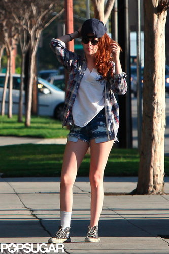 Kristen Stewart put on a baseball hat.
Kristen Stewart put on a baseball hat.