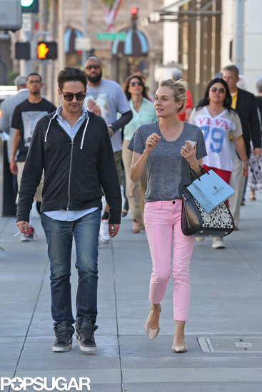 Diane Kruger wore a gray t-shirt and pink pants in LA.
Diane Kruger wore a gray t-shirt and pink pants in LA.