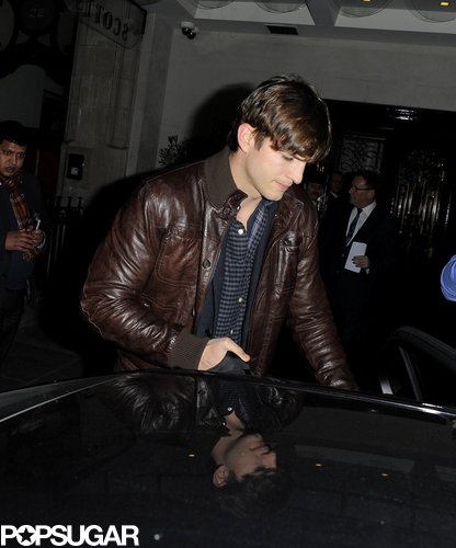 Ashton Kutcher Joins Mila Kunis For a Loving Dinner in London Ashton Kutcher Joins Mila Kunis For a Loving Dinner in London