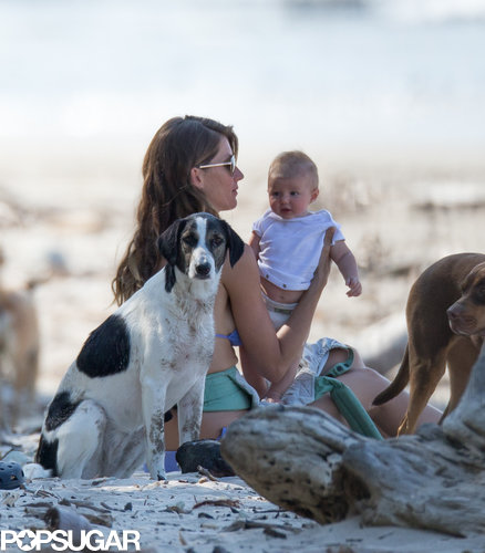 Gisele Bündchen relaxed on the beach with Vivian and their dogs.
Gisele Bündchen relaxed on the beach with Vivian and their dogs.