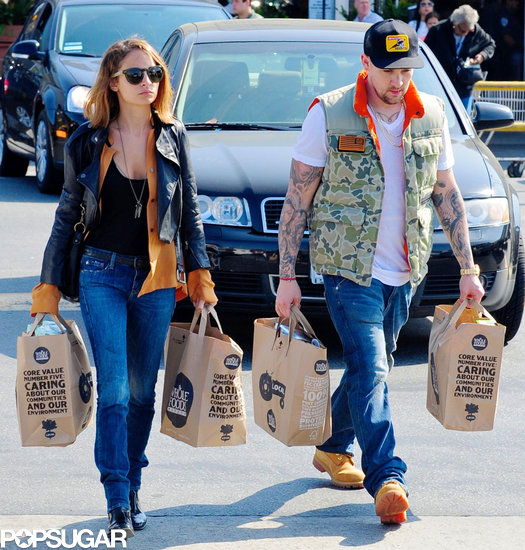 Nicole Richie and Joel Madden carried grocery bags to their car on Thursday.
Nicole Richie and Joel Madden carried grocery bags to their car on Thursday.