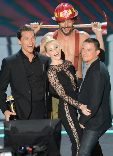 At the 2012 MTV Movie Awards, Elizabeth Banks was surrounded by the Magic Mike crew to present an award.
At the 2012 MTV Movie Awards, Elizabeth Banks was surrounded by the Magic Mike crew to present an award.