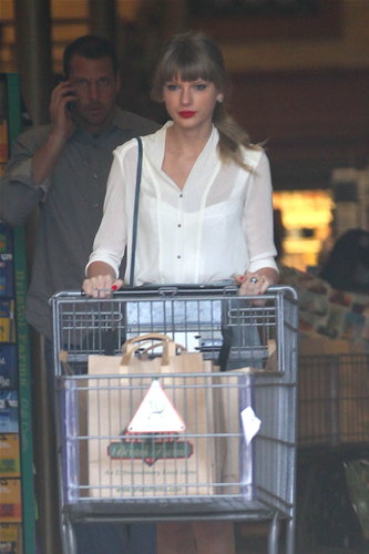 Taylor Swift left Bristol Farms in LA on Wednesday.
Taylor Swift left Bristol Farms in LA on Wednesday.