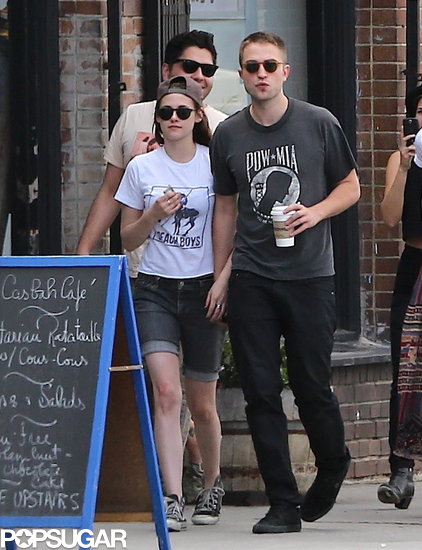 Robert Pattinson and Kristen Stewart held hands for an outing with friends in Los Feliz, CA.
Robert Pattinson and Kristen Stewart held hands for an outing with friends in Los Feliz, CA.
