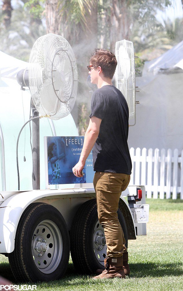 Hunter Parrish cooled down in 2011 by standing in front of a fan.
Hunter Parrish cooled down in 2011 by standing in front of a fan.