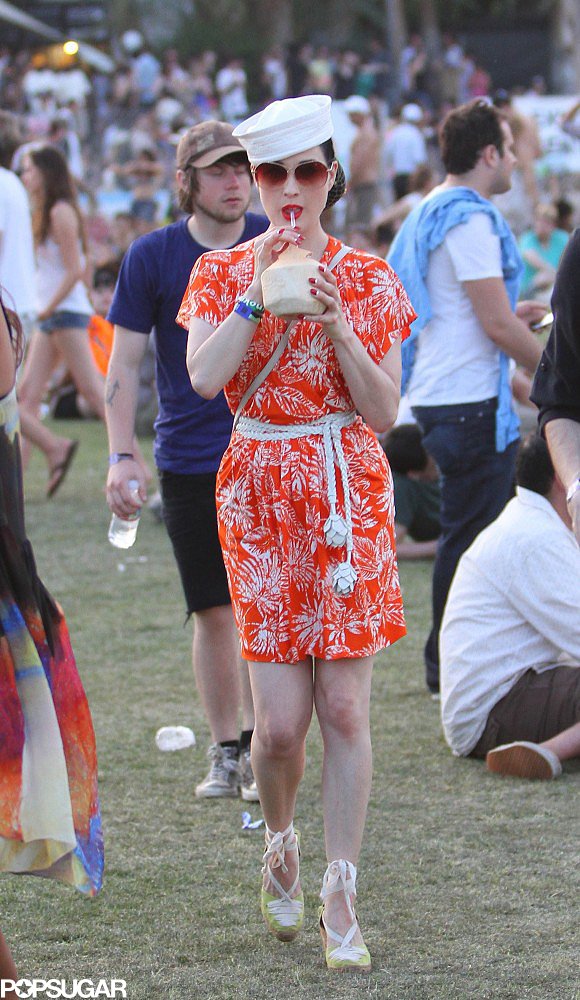 In 2011, Dita Von Teese chose a sailor hat.
In 2011, Dita Von Teese chose a sailor hat.