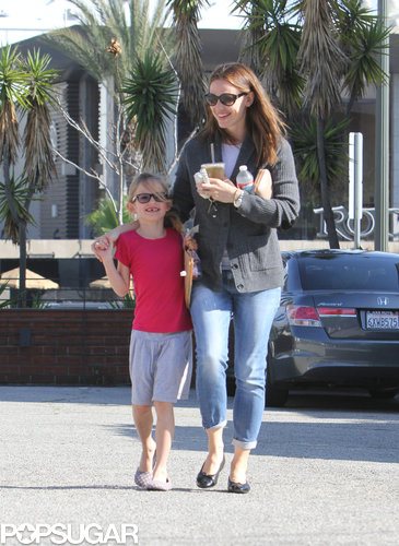 Jennifer Garner and Violet Have a Happy Meal Jennifer Garner and Violet Have a Happy Meal