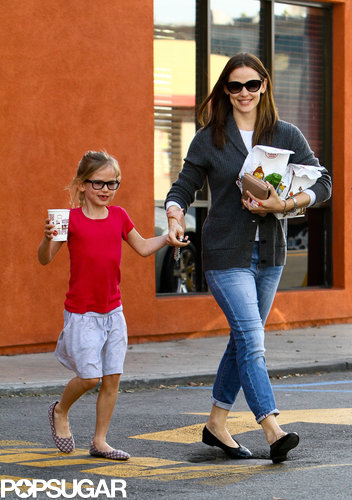 Jennifer Garner and Violet Have a Happy Meal Jennifer Garner and Violet Have a Happy Meal