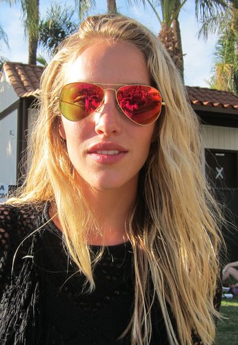 Mirrored aviators are so sexy, no?
Mirrored aviators are so sexy, no?
