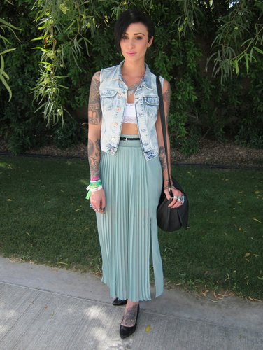 Possibly the coolest girl at the H&M Coachella party, decked out in an H&M denim vest, seafoam green maxi skirt, and some pretty awesome tattoos.
Source: Chi Diem Chau
Possibly the coolest girl at the H&M Coachella party, decked out in an H&M denim vest, seafoam green maxi skirt, and some pretty awesome tattoos.
Source: Chi Diem Chau