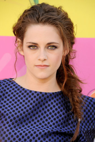 For this year's Kids' Choice Awards, Kristen coupled a tousled fishtail with a metallic smoky eye.
For this year's Kids' Choice Awards, Kristen coupled a tousled fishtail with a metallic smoky eye.