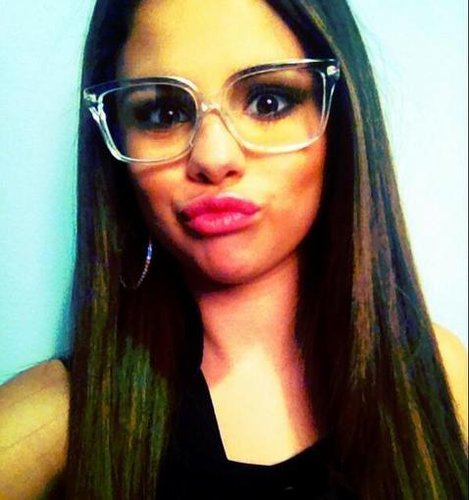 Selena Gomez wore geeky specs for this selfie.
Source: Twitter user selenagomez
Selena Gomez wore geeky specs for this selfie.
Source: Twitter user selenagomez
