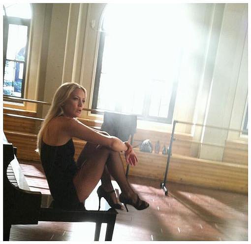 Ryan Murphy snapped a hot candid of Kate Hudson on the set of Glee earlier this year.
Source: Twitter user MrRPMurphy
Ryan Murphy snapped a hot candid of Kate Hudson on the set of Glee earlier this year.
Source: Twitter user MrRPMurphy